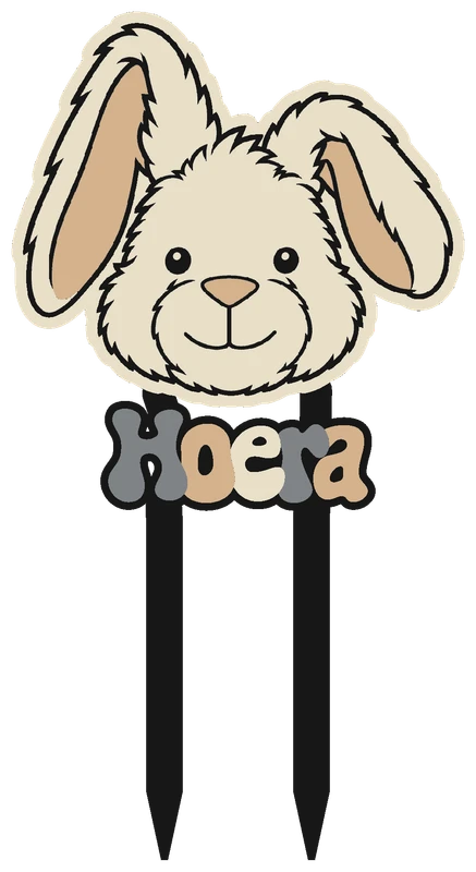 Een knuffelkonijn boven de tekst Hoera, met twee taartprikkers